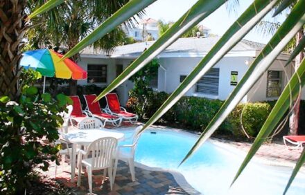 MANGO TANGO COTTAGE heated pool 2-minute walk to beach and attractions.