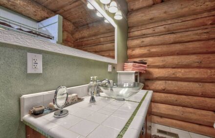 Beautiful spacious luxury Log Home on 6 acres with 30 foot ceilings and Creek