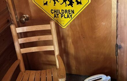 Family friendly cabin, near Shore Lodge, Rotary Park, & easy walk to downtown.