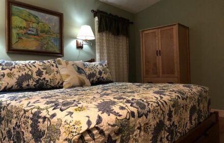 Immaculate Hummingbird Suite – One Mile from Acadia National Park