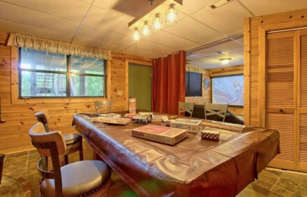 LAKEFRONT, MTN VIEW, HOT TUB, POOL TABLE, FIREPIT, PROJECTOR, DOGS OK, 3BD AVAIL