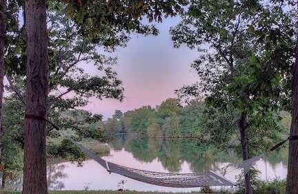 Hickory Lake Getaway- Cozy Cabin Overlooking a Private Lake