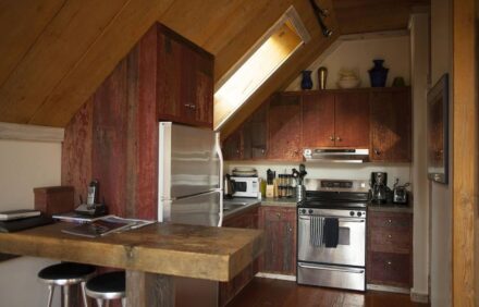 ROMANTIC, ARTISTS PRIVATE FOREST SUITE, 5 acres Redwoods, Trails, Mendo 2 mi.