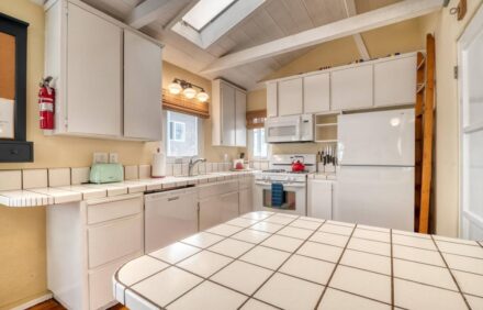 Light/Bright Dollhouse, Seconds to Beach/Bay, High Ceilings, 2 Parking, Sleeps 5