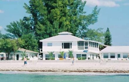 Charming BEACHFRONT! Walk to restaurants/state park!