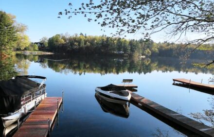 Serene & cozy lakefront getaway on Congamond’s pristine North Pond