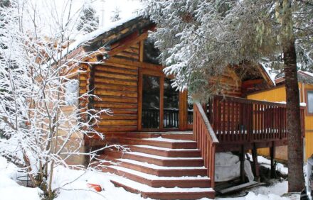Perfect Location! Cozy And Quiet Log Cabin; Walking Distance To Ski Lifts!!