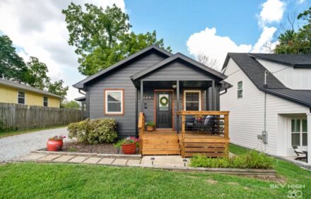TᕼE ᗰᗩIᑎ ᒪOᗪGE- Modern comfort by TRAILS & MUSEUM located on quiet street