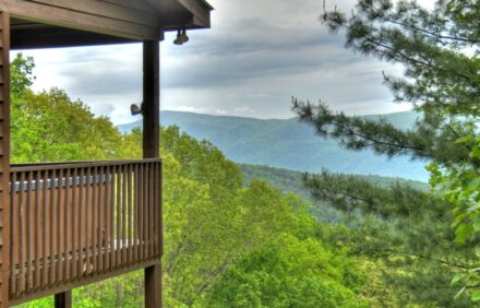 Hummingbird Haven- spectacular views w/hot tub on an over-sized deck and a pool table