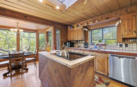 River Frontage ~ Quiet & Secluded Retreat Only Minutes to Sequoia National Park