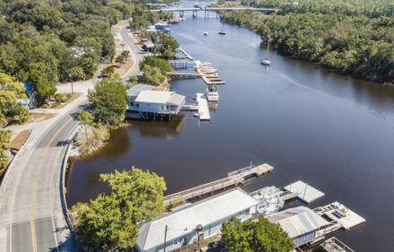 One of the top rated rentals in town plus special winter rates. ⭐️