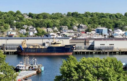 WaterViews Overlooking Gloucester Inner Harbor /Sunroom/ Deck /Walk to Town/ AC