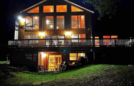 Huge Lakefront Cabin | Sleeps 12| King Bed| Dock| Ski Saddleback| Snowmobile|