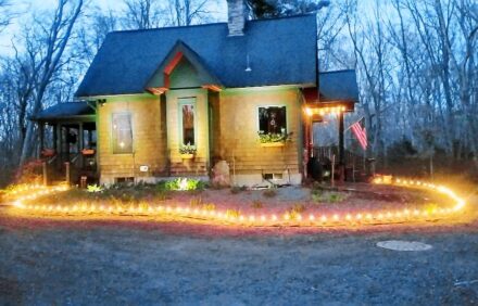 Cottage in the woods. Ten miles to Providence, Bristol and Fall River.