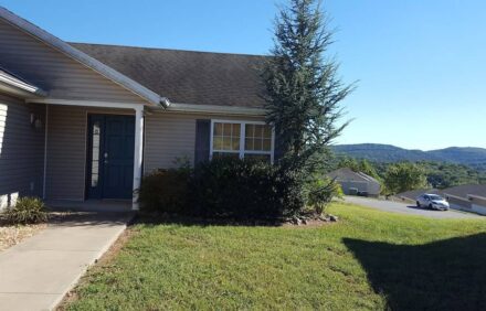 3 bedroom, 2 bath house. Sleeps 6. Close to 76 Hwy strip