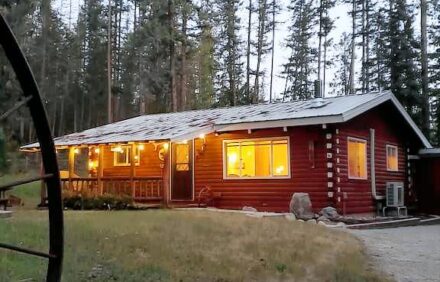 Cabin in the woods, ideal for long stays.