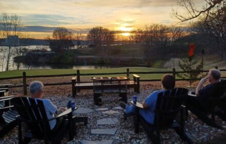 Lakefront, Large Pool, Park Setting, Generous Discount for 7 + Nights
