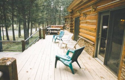 Log Home with HUGE deck and riverfront access! Near set of YELLOWSTONE :)